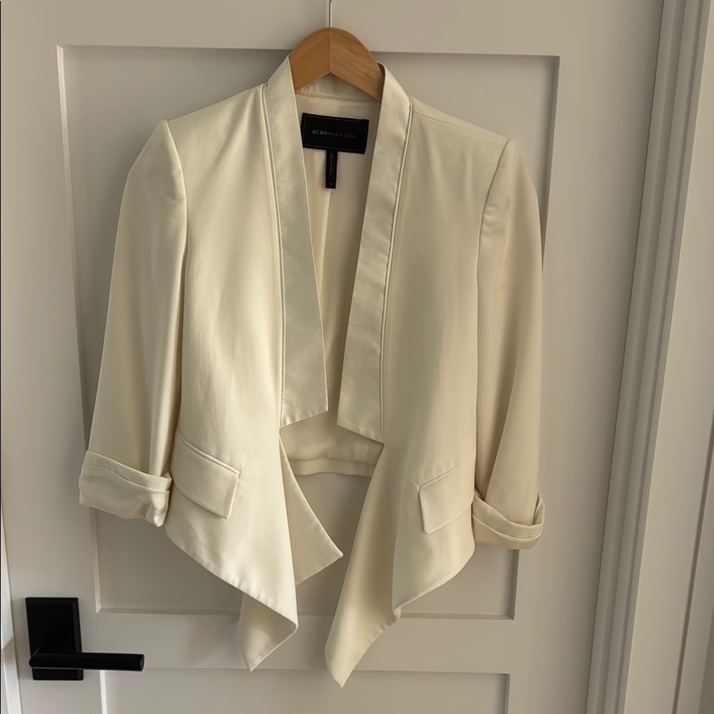 BCBG MAXAZRIA cream tuxedo style women’s blazer